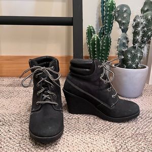 Womens Sketchers Wedged Booties 7.5